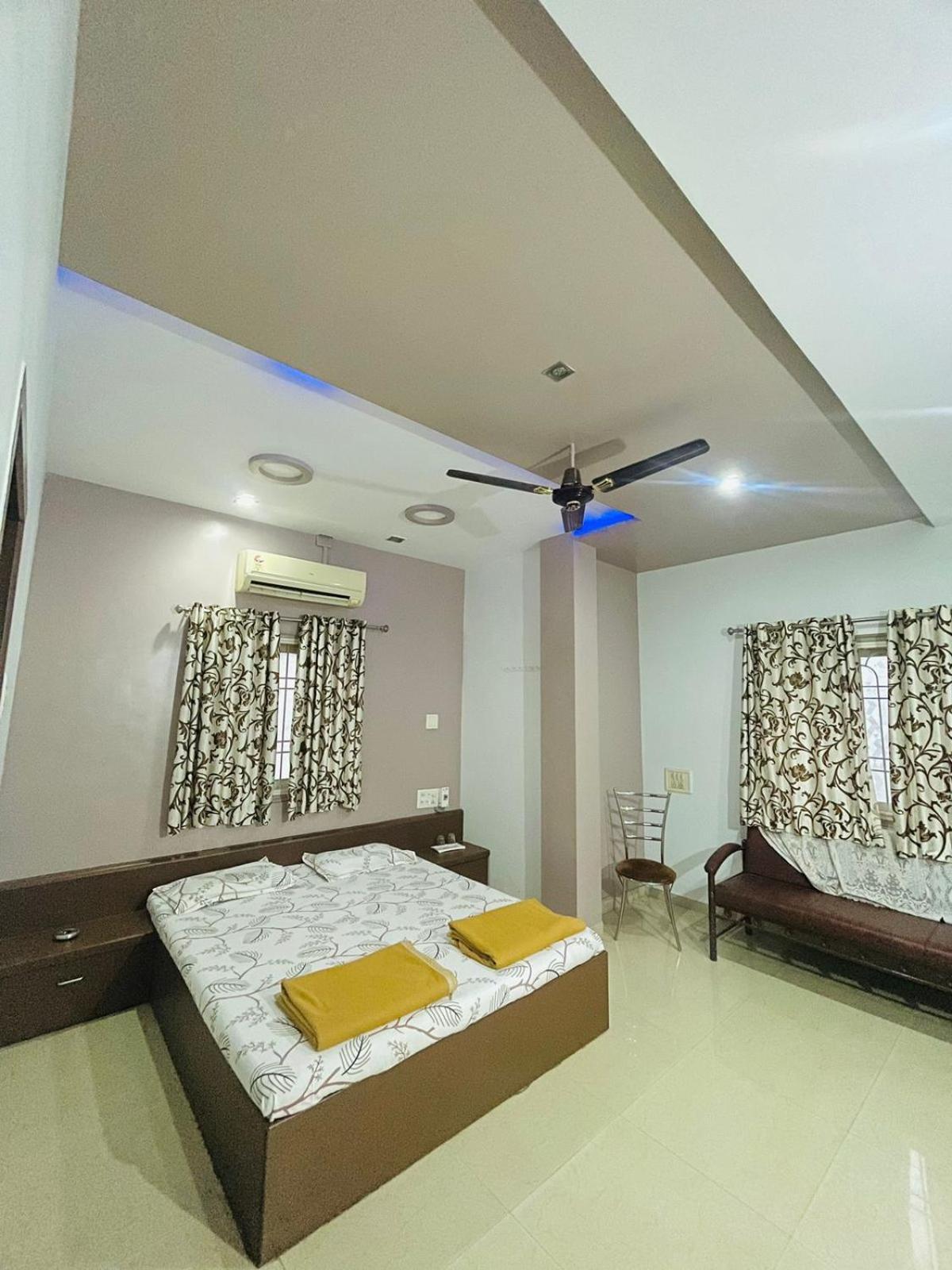 Hotel Rajdhani And Guest House Gujarat - Best Family Hotel In Halol Near Pavagadh And Halol Gidc Dış mekan fotoğraf