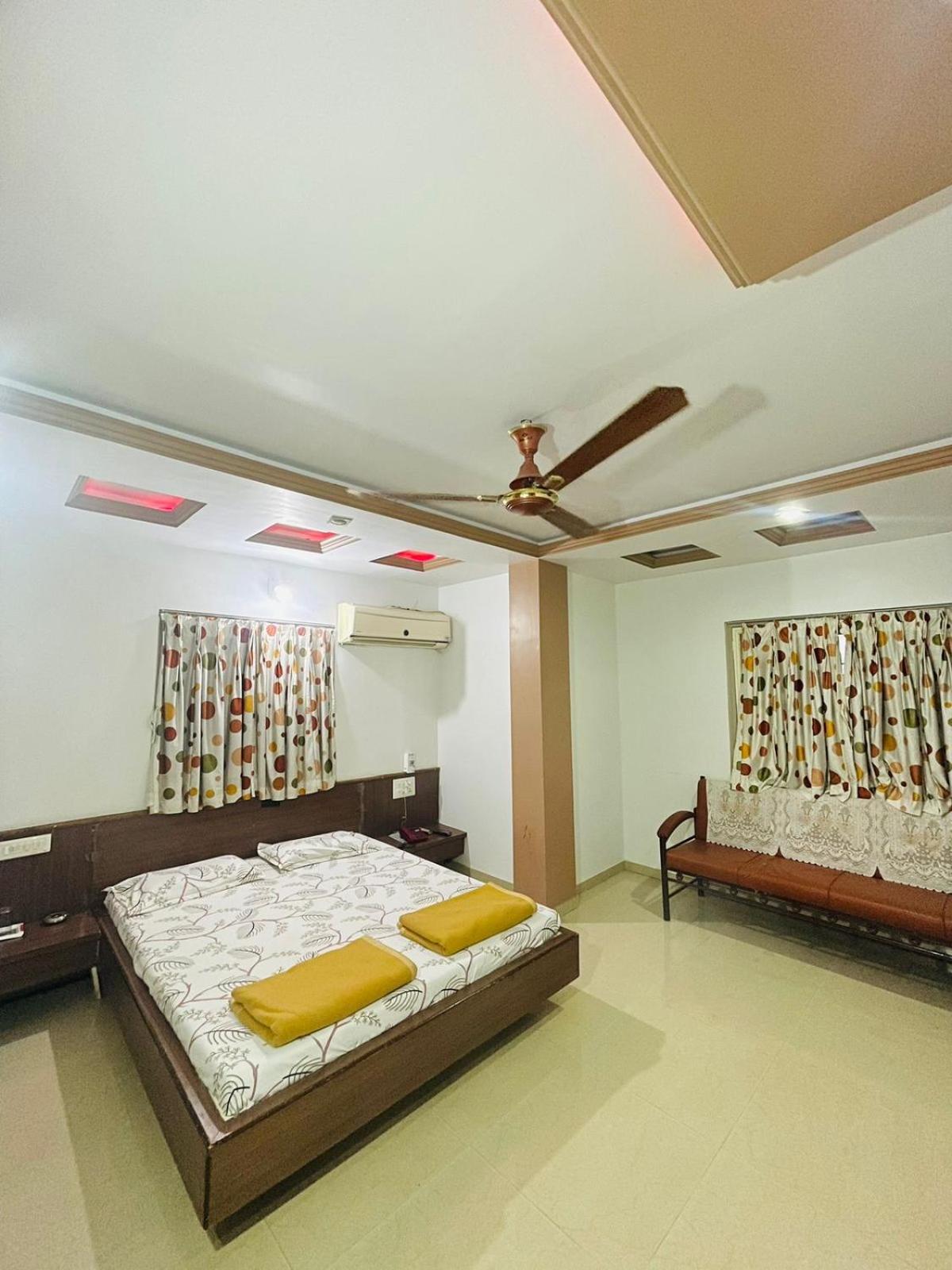 Hotel Rajdhani And Guest House Gujarat - Best Family Hotel In Halol Near Pavagadh And Halol Gidc Dış mekan fotoğraf