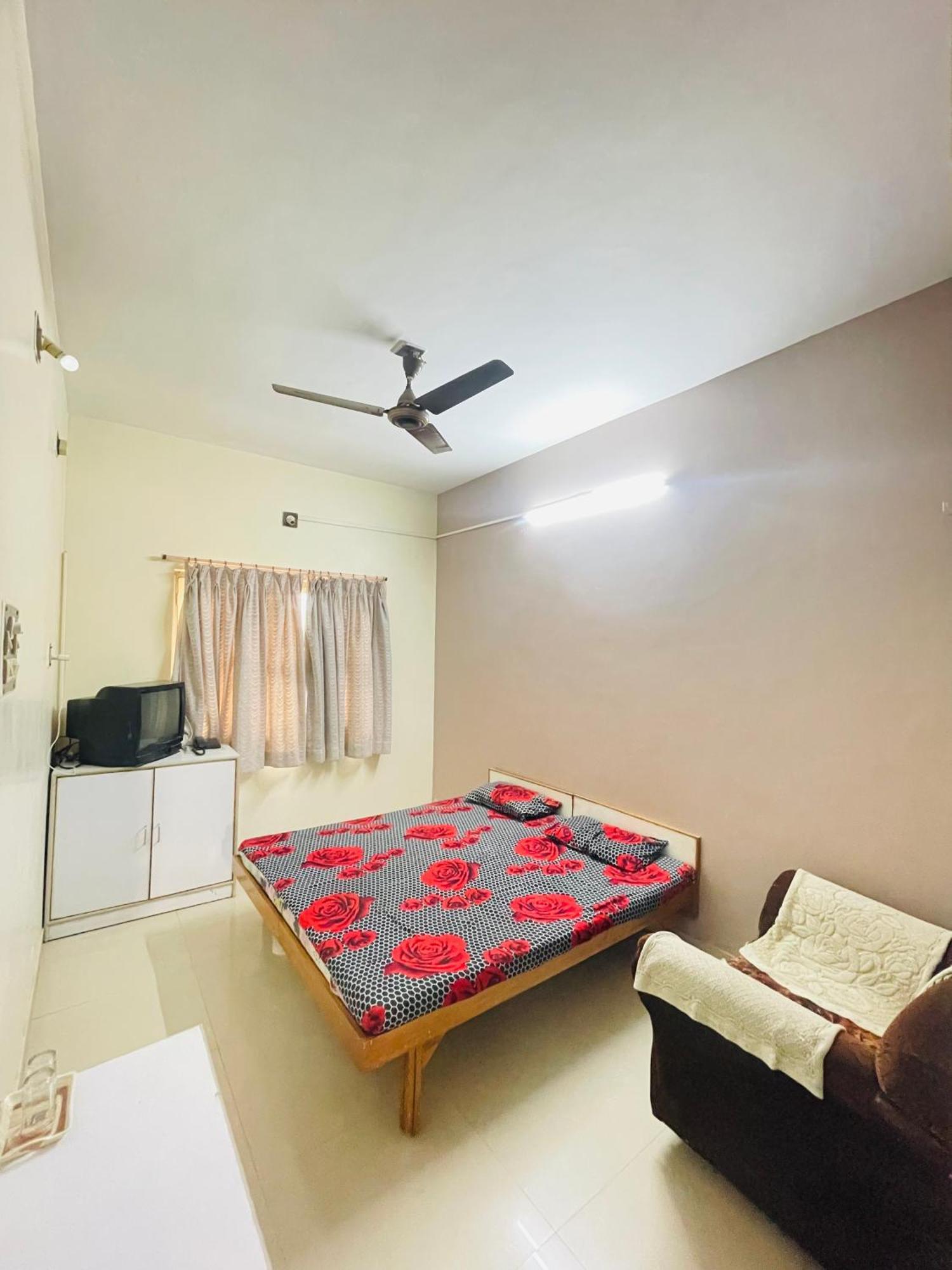 Hotel Rajdhani And Guest House Gujarat - Best Family Hotel In Halol Near Pavagadh And Halol Gidc Oda fotoğraf